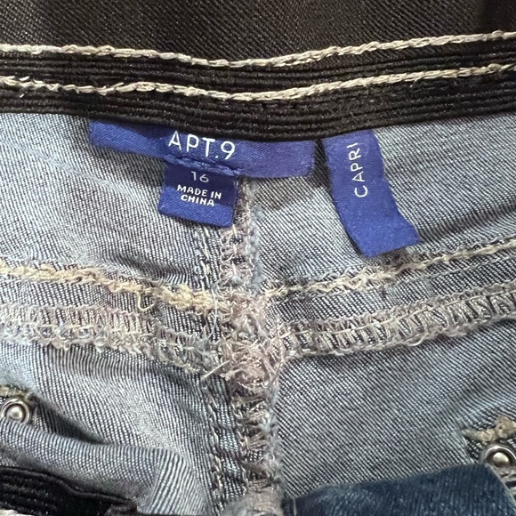 Apt 9 Bedazzled Capri. Size 16. - Picture 4 of 4